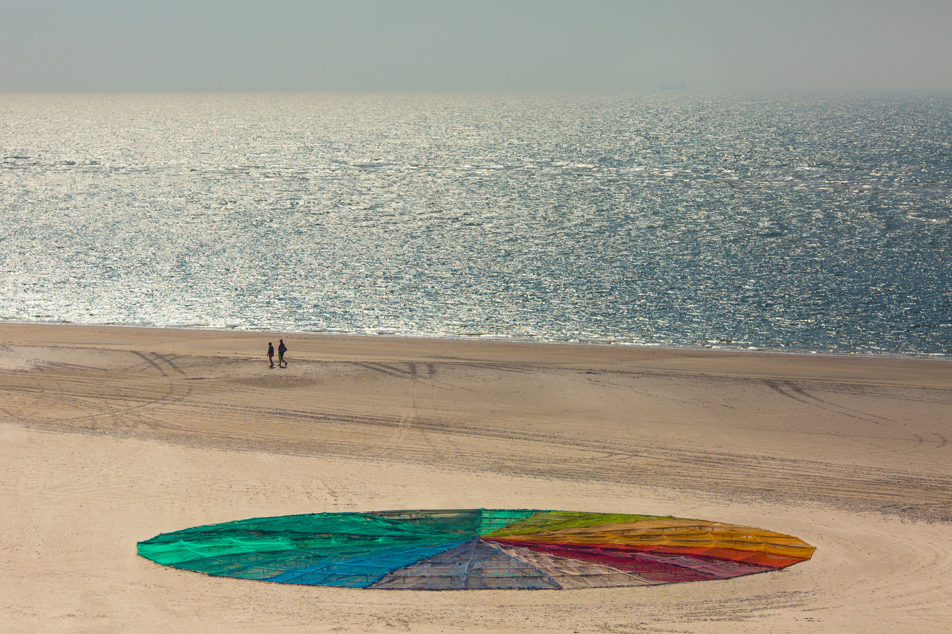 Ein Bild von einem Kunstwerk von Kate Skjerning am Strand in Blåvand