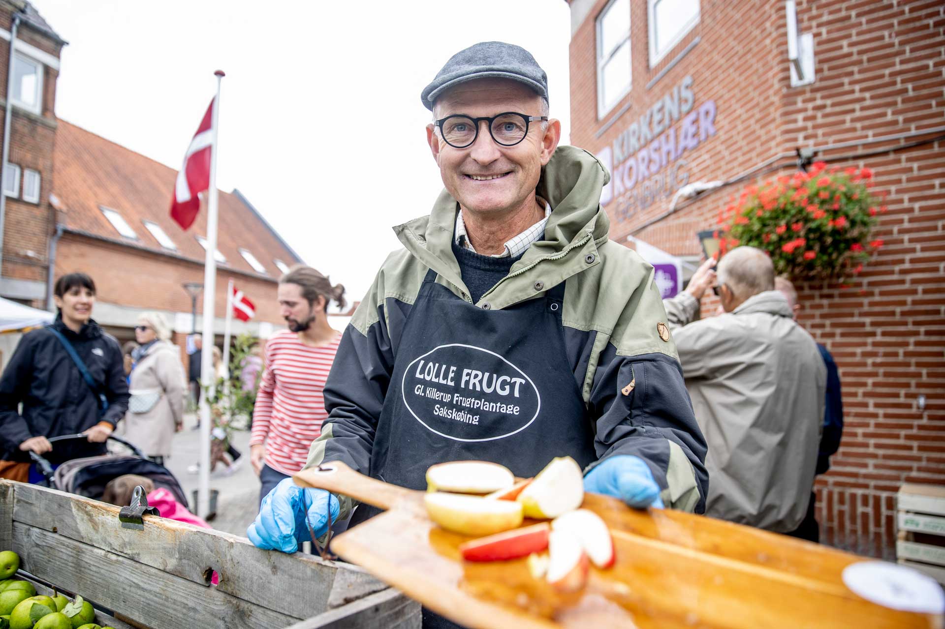 Mann schenkt Apfelsorten auf dem Lolland Fruit Festival aus 