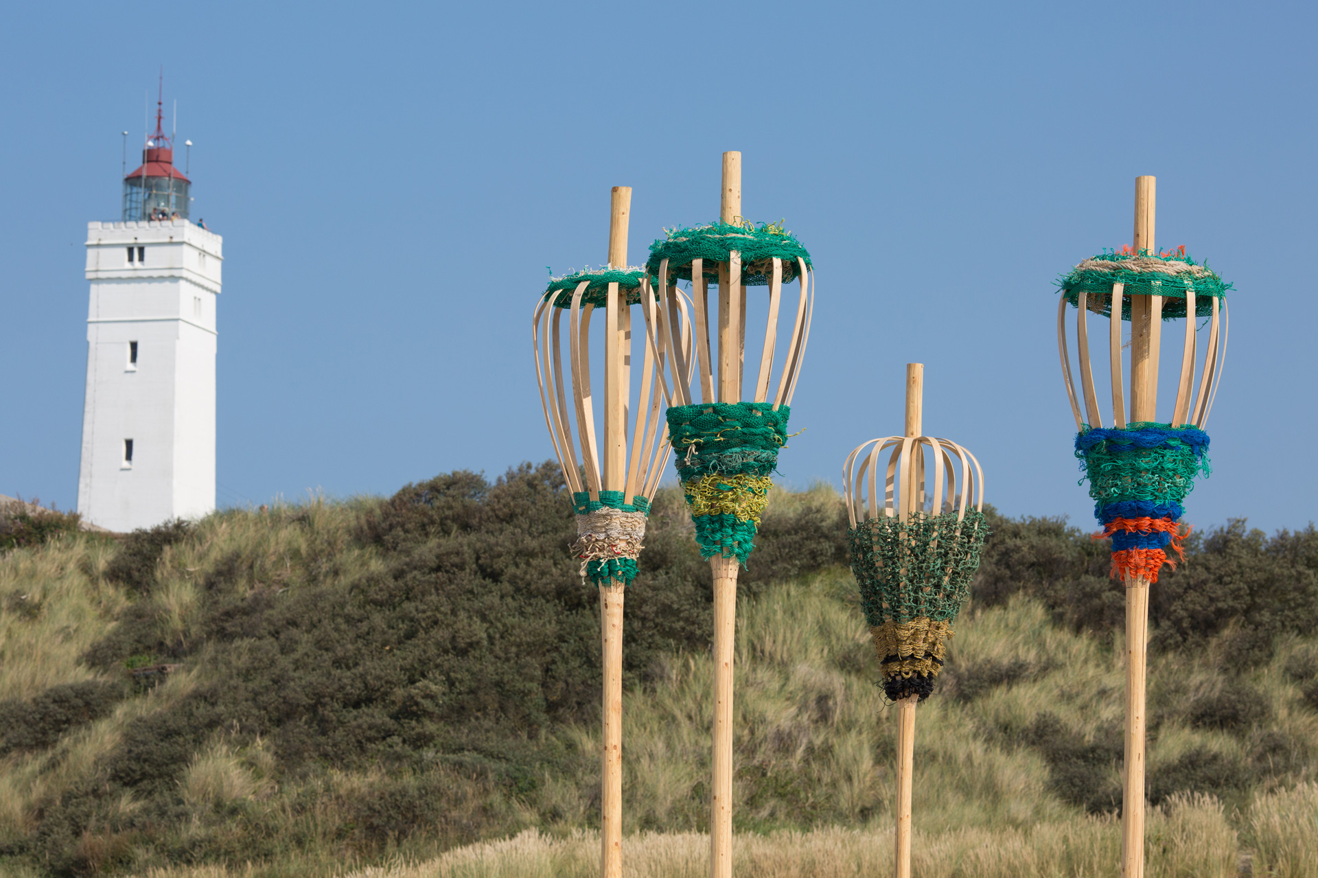 Bild von einem Kunstwerk von Roger Rigorth in Verbindung mit Wadden Tide 2019 mit dem Leuchtturm Blåvandshuk Fyr im Hintergrund