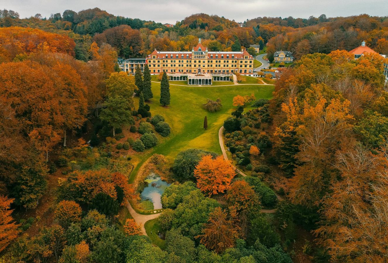 Hotel Vejlefjord sett fra oven, med høstlige omgivelser