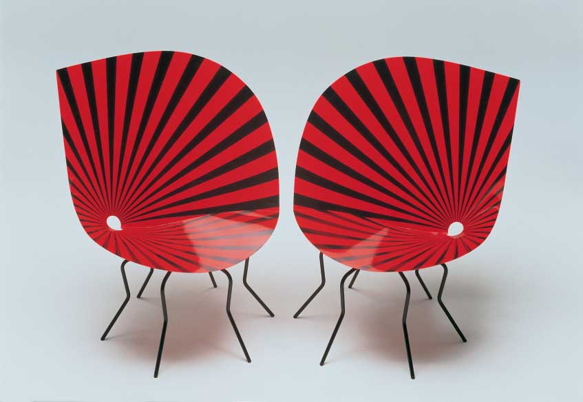 Zwei Stühle, die die Form und Farbe eines Schmetterlings haben - daher der Name "Butterfly Chair".