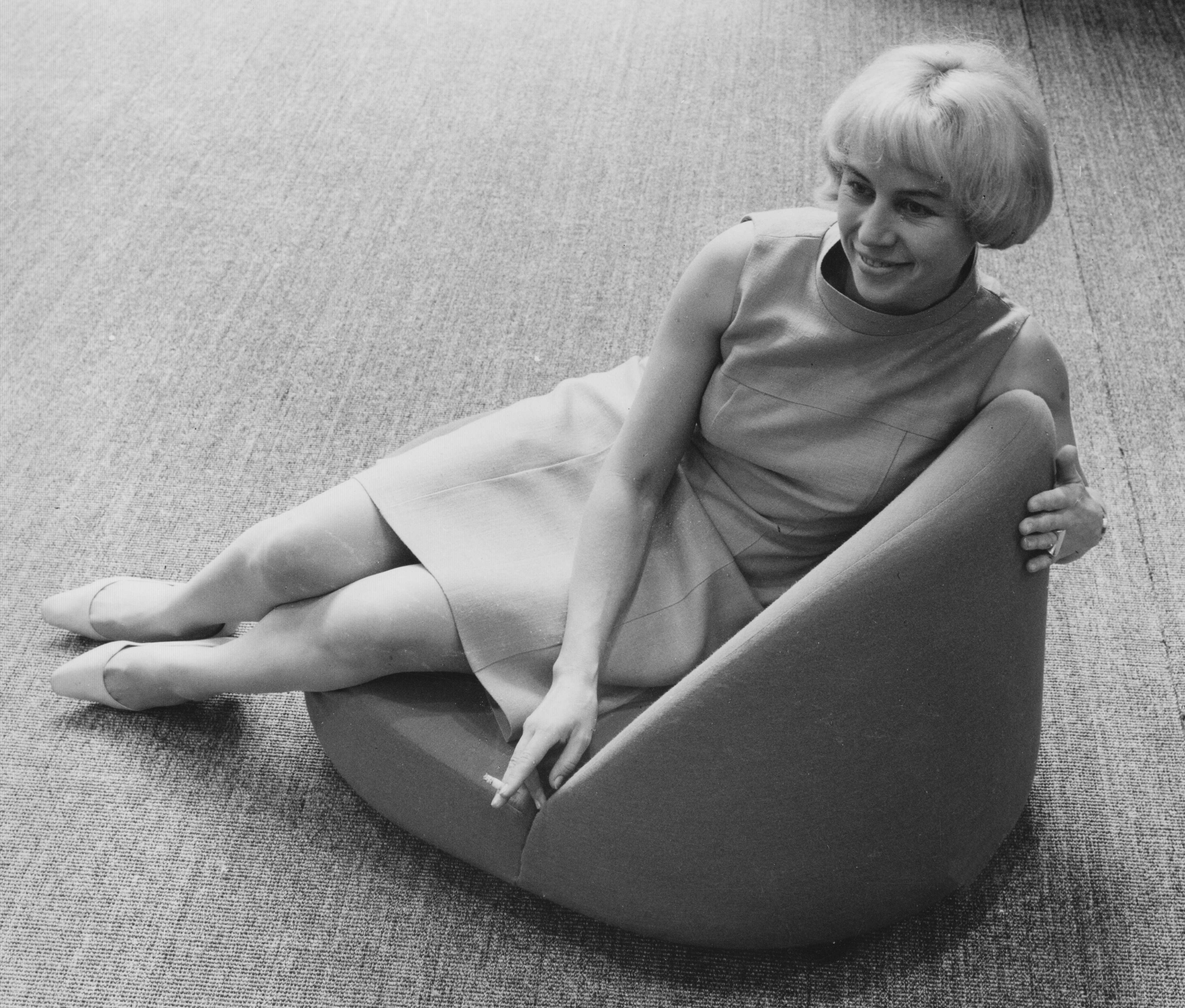 Schwarz-weißes Bild der Designerin Nanna Ditzel.