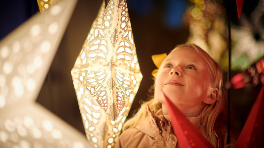 barn ser på julepynt ved egeskov julemarked