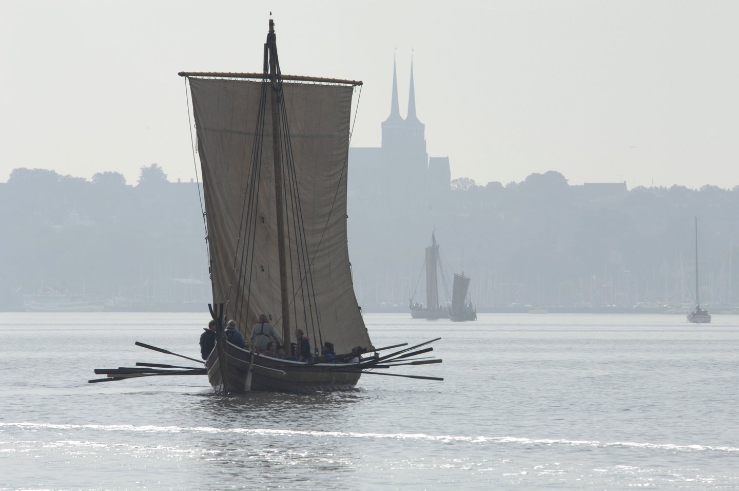 Een vikingen schip vaart de haven van Roskilde uit