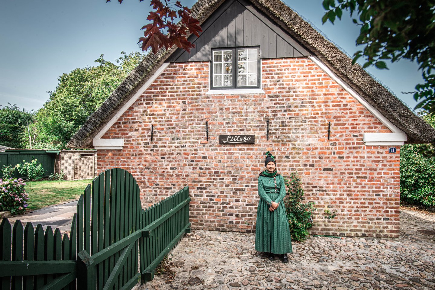 Vrouw in traditionele klederdracht op het Deense Waddeneiland Fanø