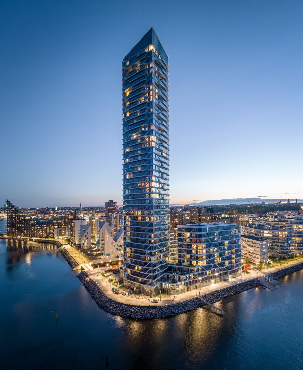 Het hoogste gebouw in Aarhus, The Lighthouse, aan de waterkant van Aarhus