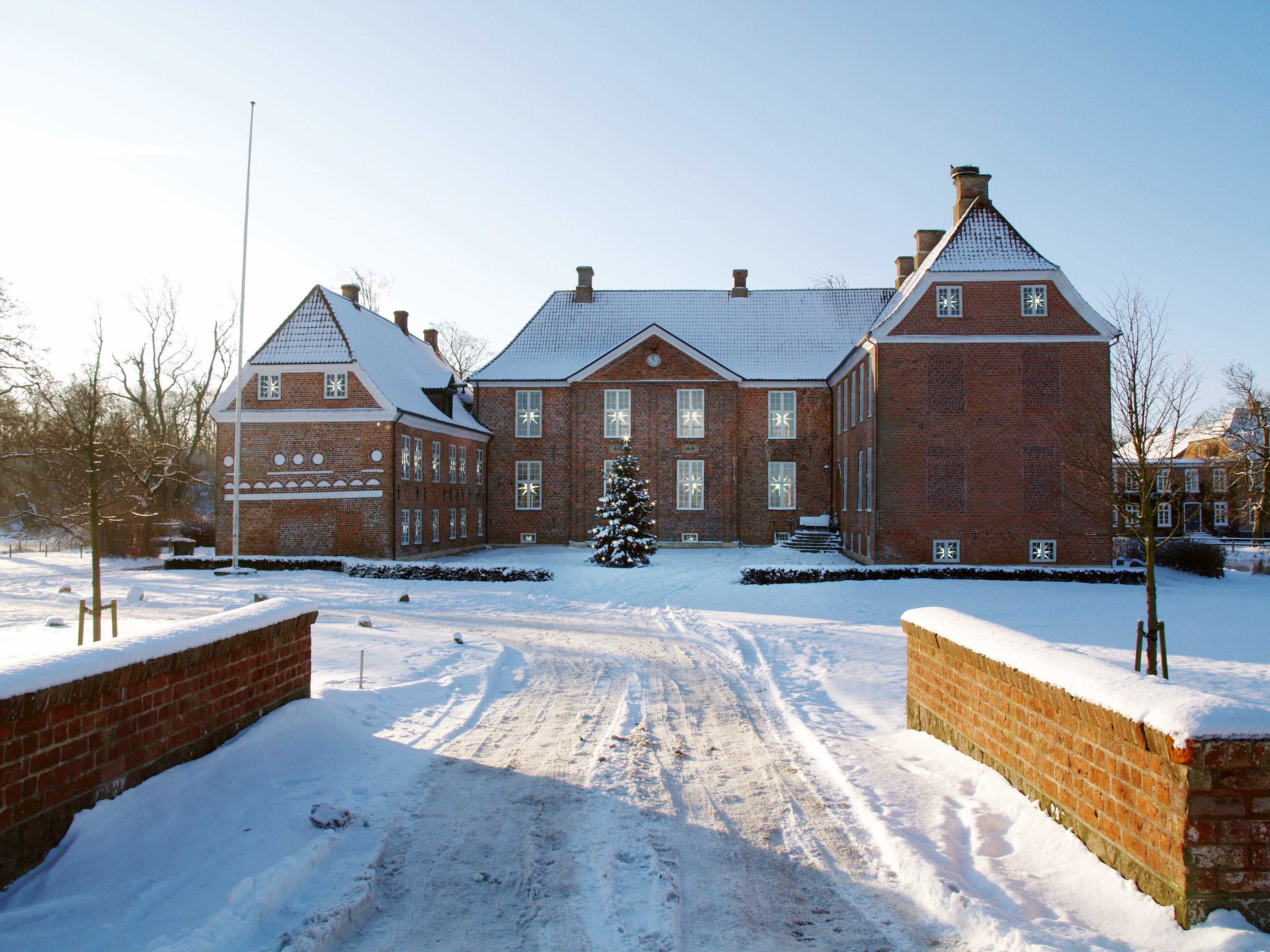 Ein Bild von dem Schloss Gram Slot in Schnee