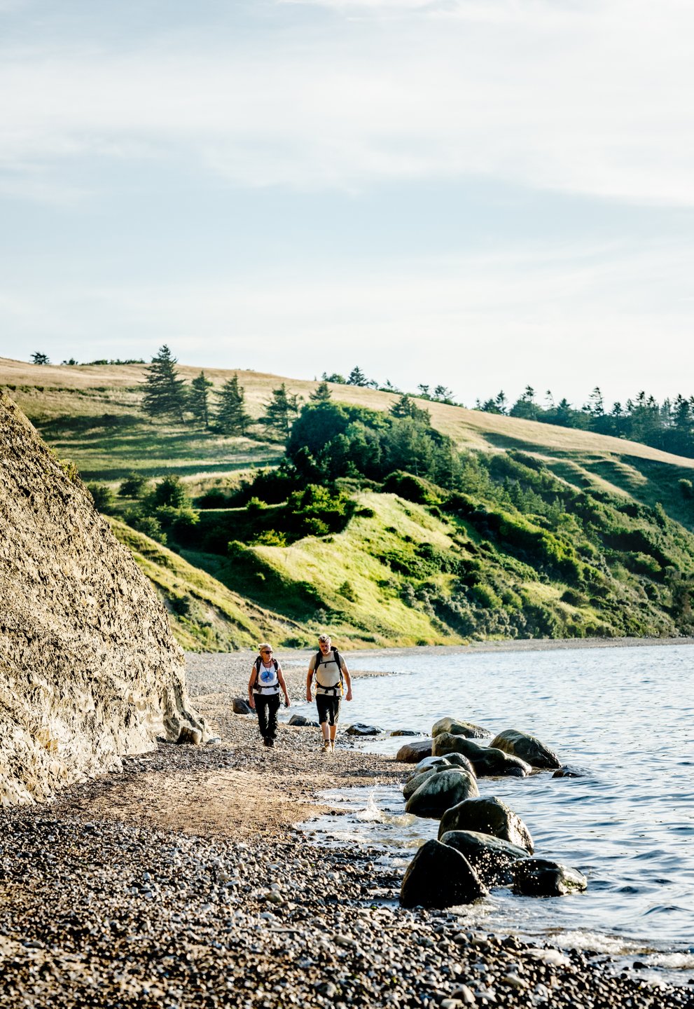 Wandelaars onderaan Hanklit op het Deense eiland Mors
