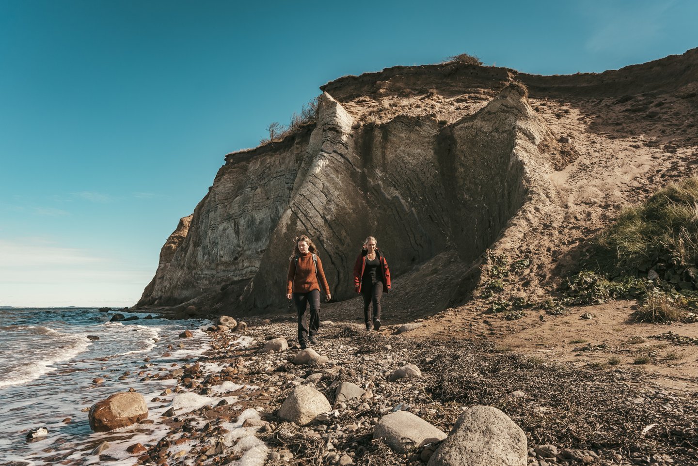 Wandelaars langs de kust op Mors