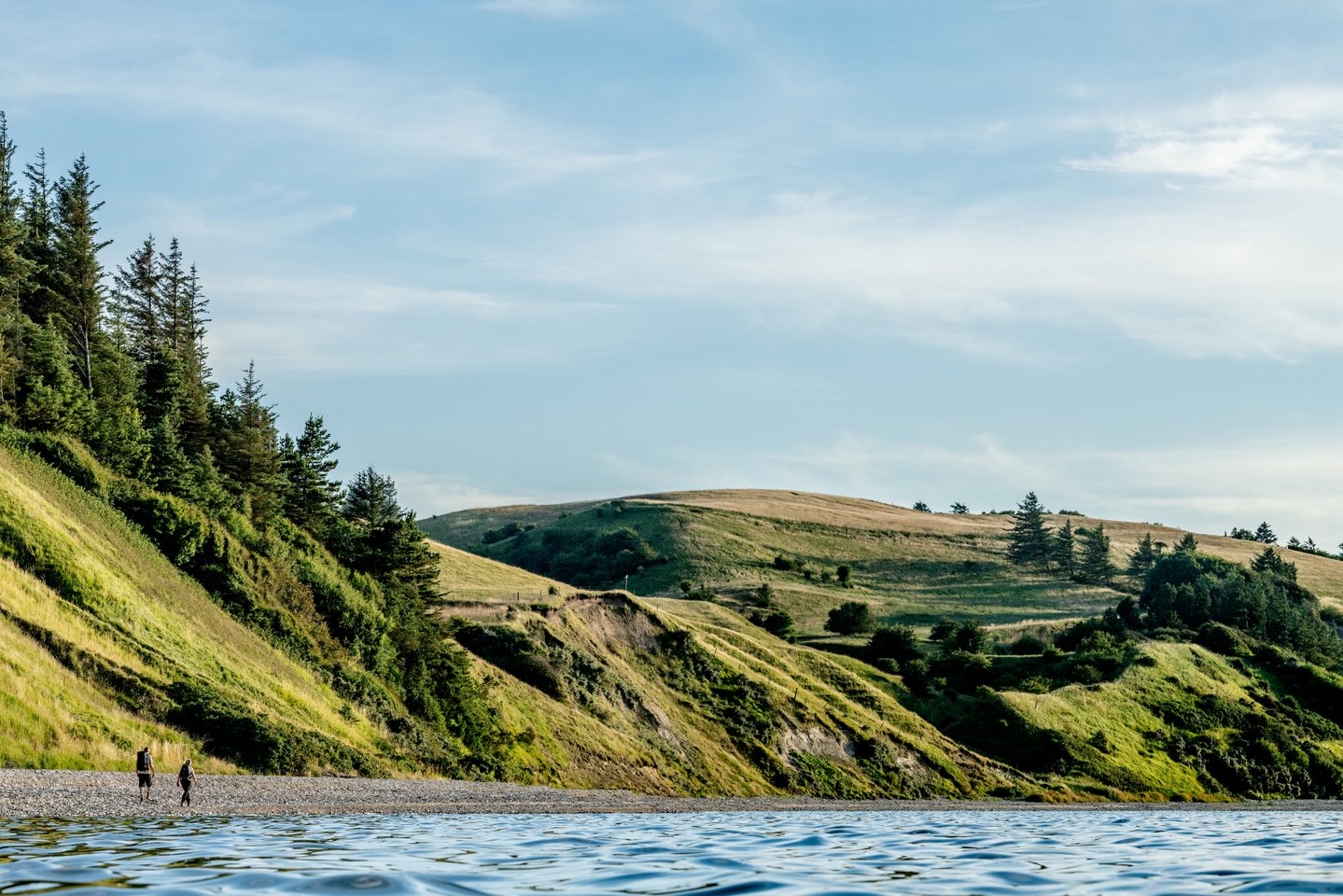 Wandelaars langs de kustlijn van het eiland Mors in Denemarken