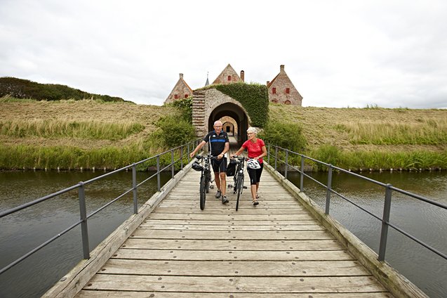 Fietsers verlaten een bezienswaardigheid in de Limfjord in Denemarken