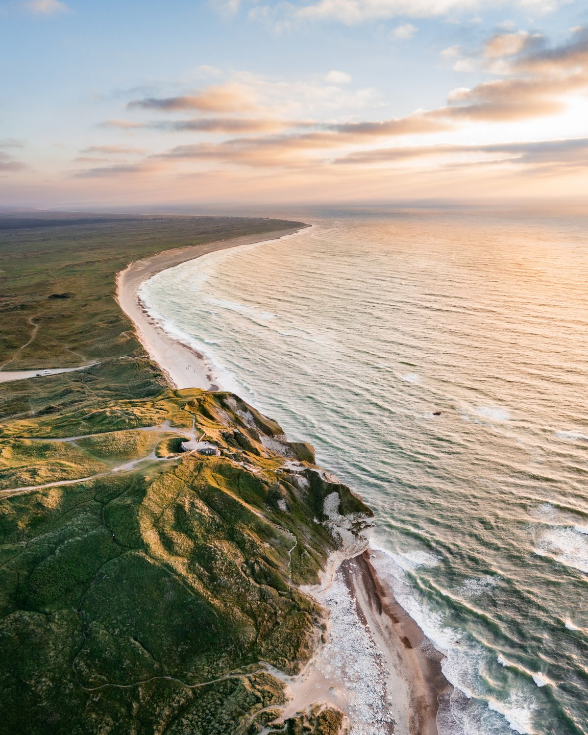 Das Bild zeigt Bulbjerg, eine Kalksteinklippe und die schöne Natur 