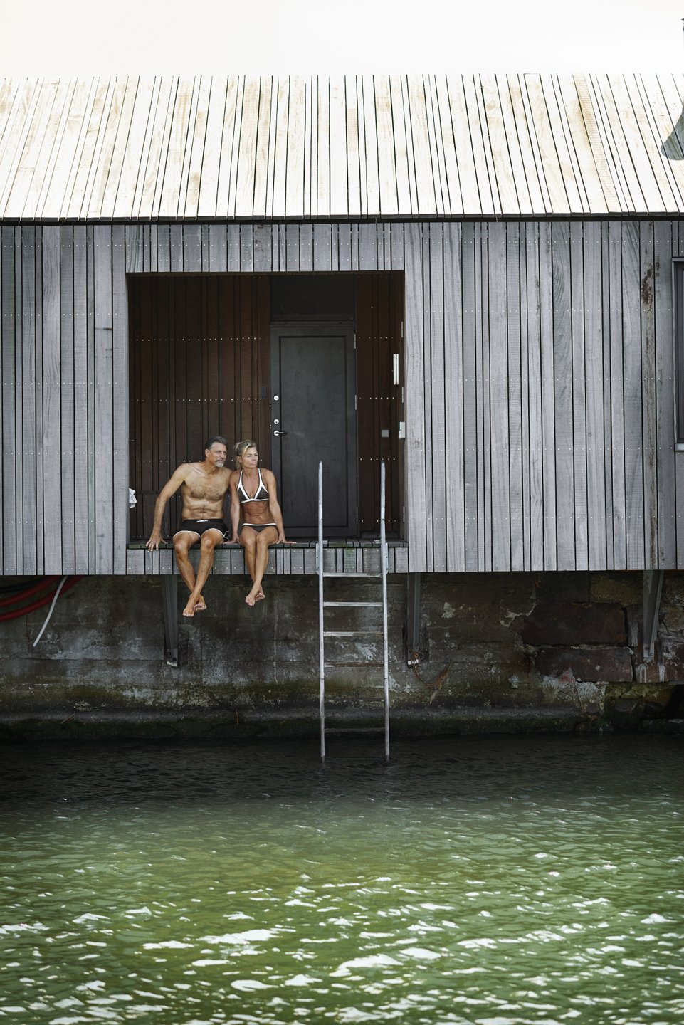 Een koppel ontspant aan de rand van het Hasle Havnebad in Denemarken