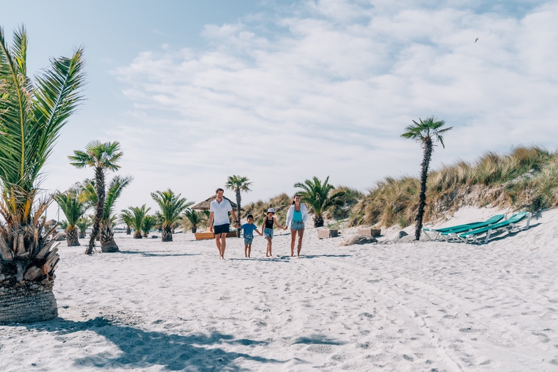 Een familie wandelt over het Palmenstrand in Noord-Jutland in Denemarken