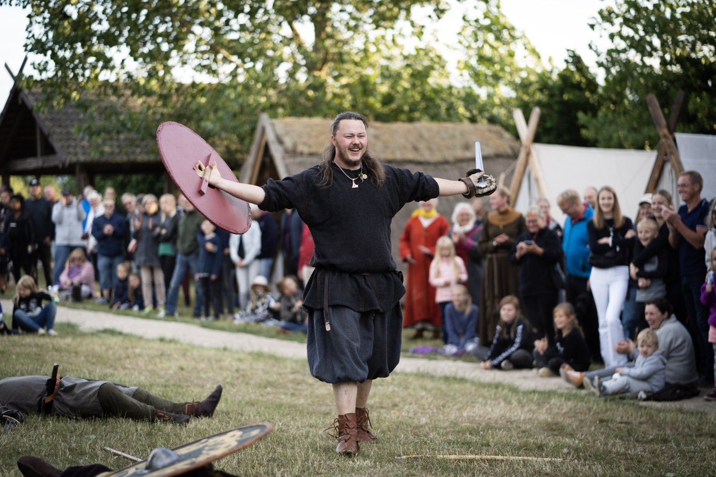 Toeschouwers aanschouwen een Vikingen show bij Trelleborg in Denemarken