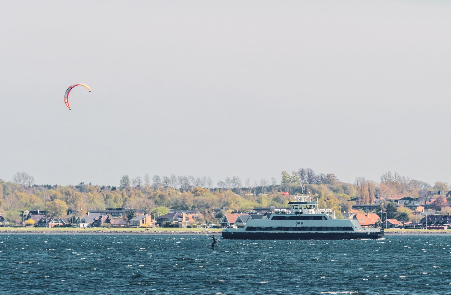 De veerboot vaart naar het Deense eiland Orø in het Holbæk Fjord