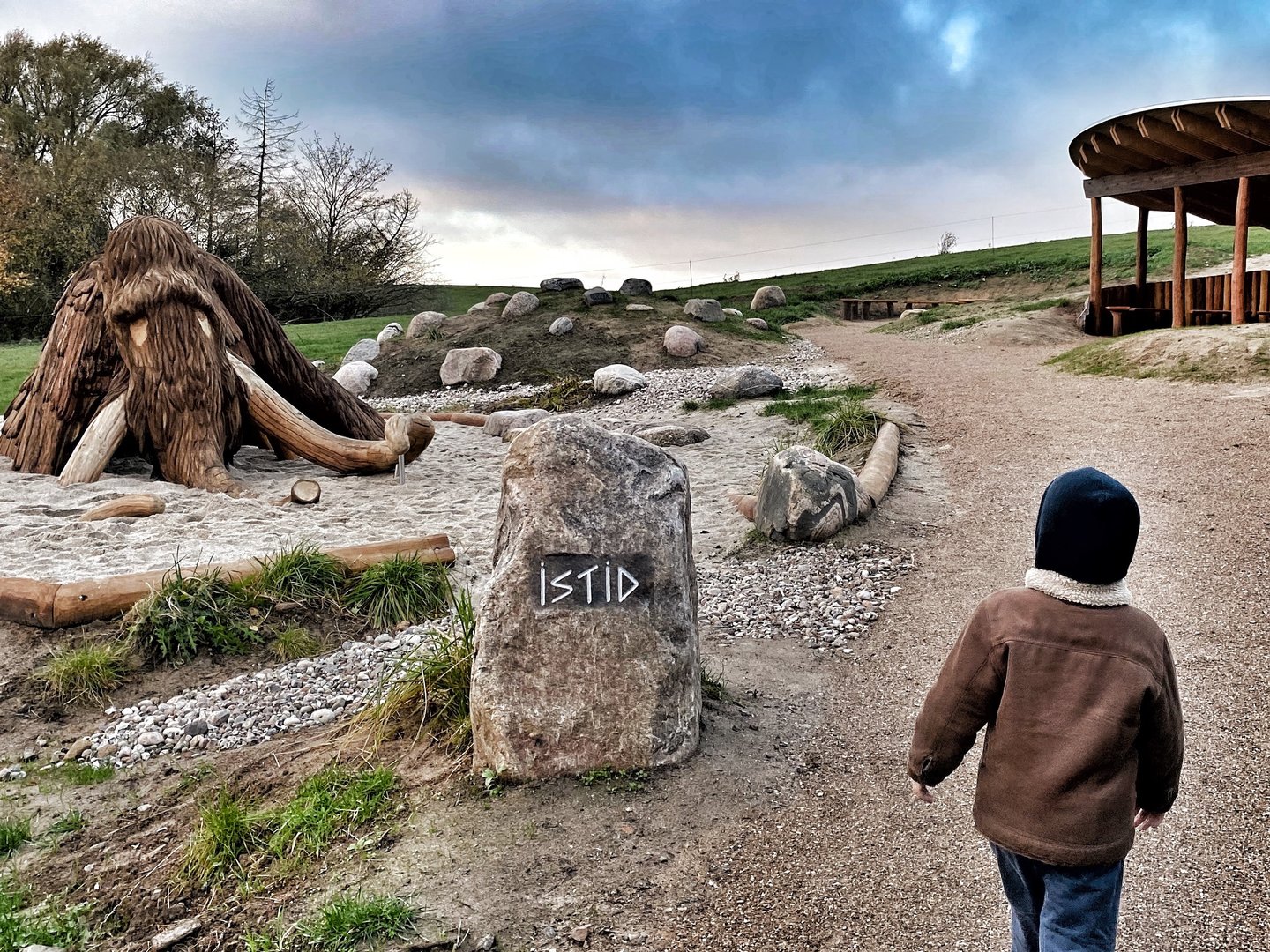 Een jongetje wandelt voorbij de ijstijdmarkering bij Brorfelde Observariet in Denemarken 