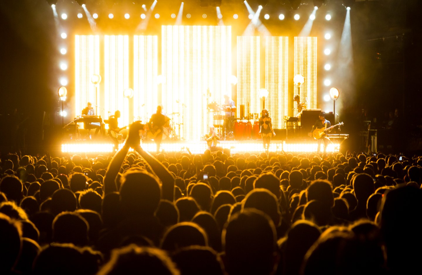 Bezoekers luisteren naar een concert in pretpark Tivoli Gardens in hartje Kopenhagen, Denemarken