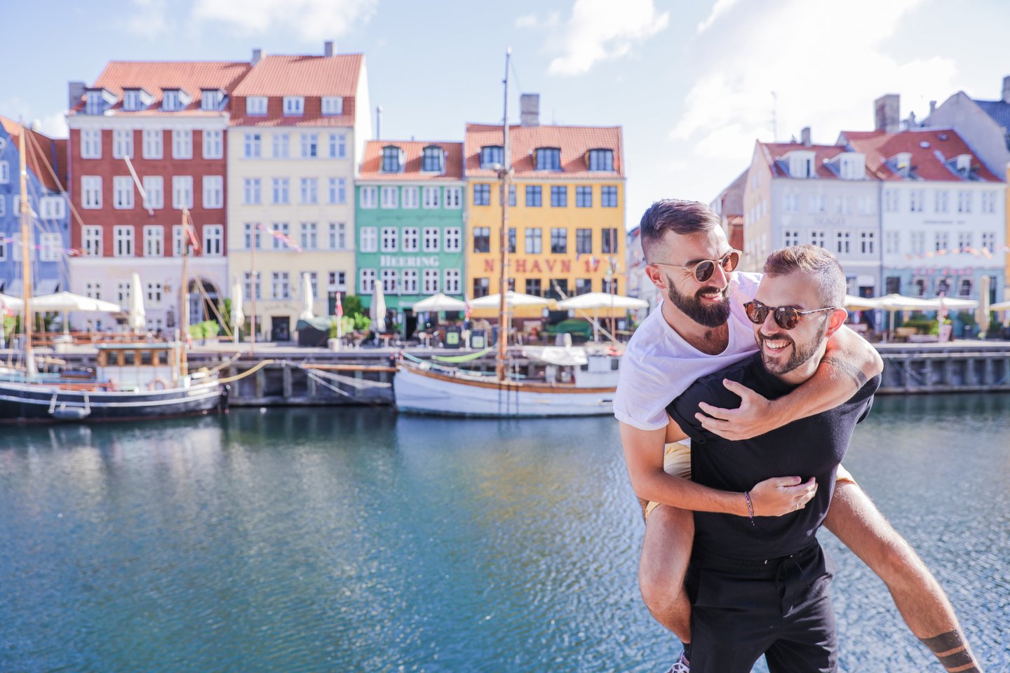 Vrienden hebben plezier in Nyhavn in de bruisende hoofdstad van Denemarken, Kopenhagen