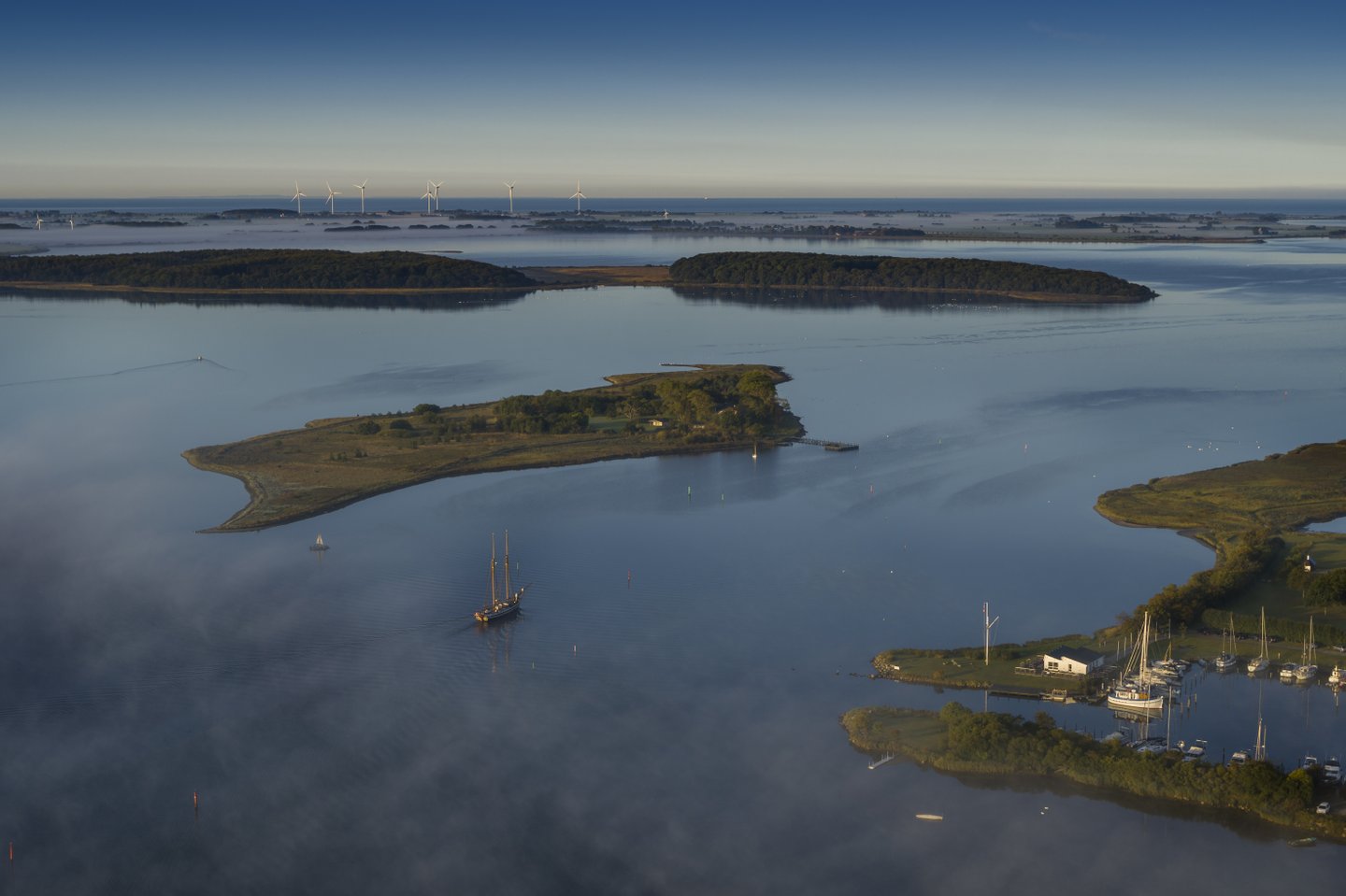Een boot vaart door het Nakskov Fjord in Denemarken