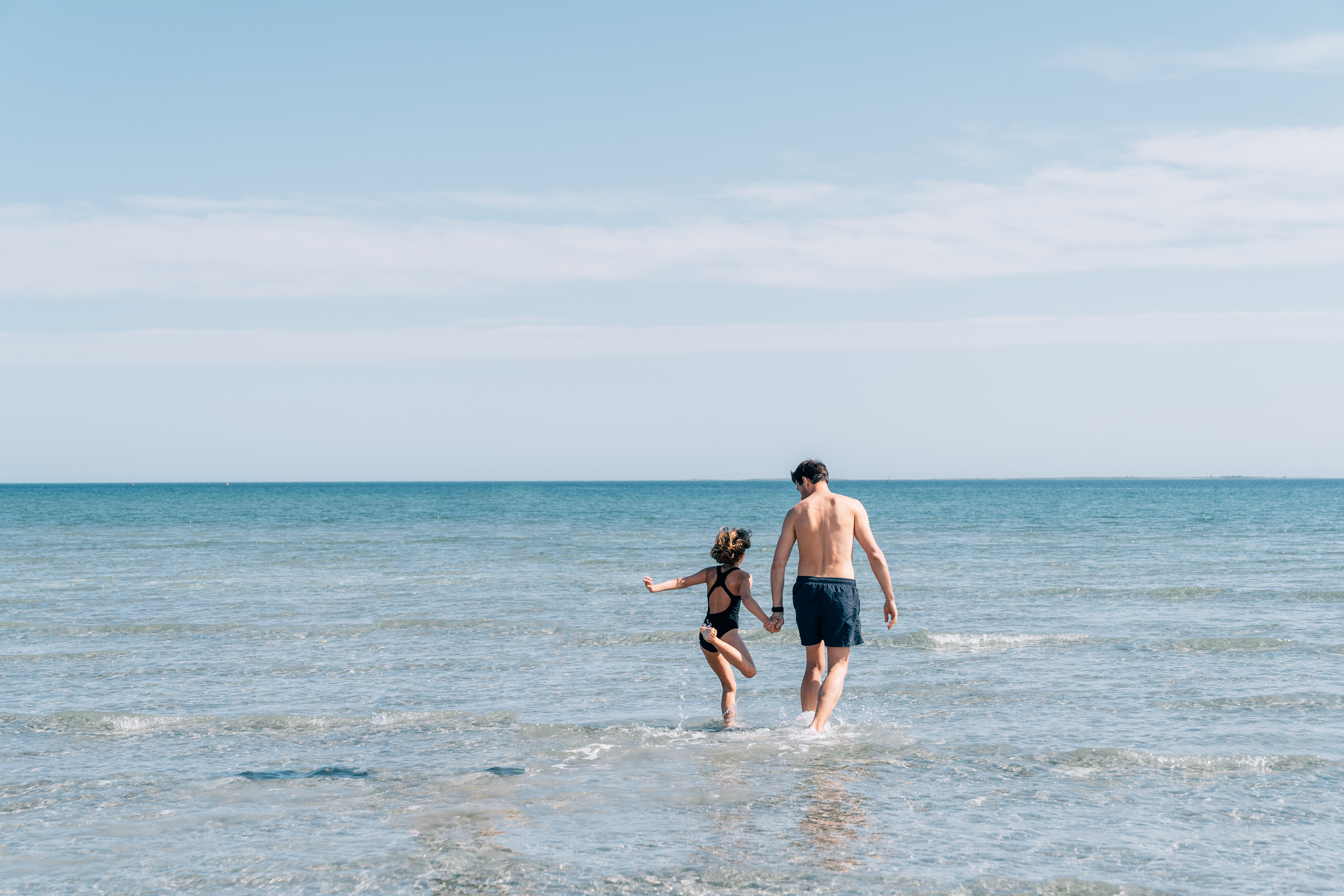 Bild von einem Vater und Sohn im Meer beim Palmestranden