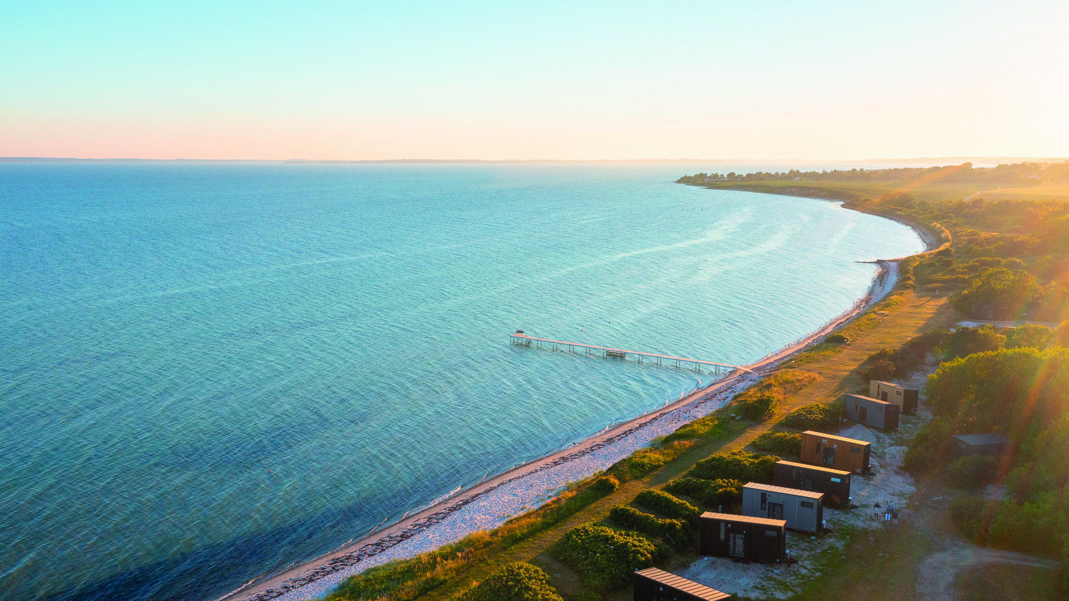 Ein Bild von Tiny Houses direkt am Strand mit dem Meer in Hintergrund