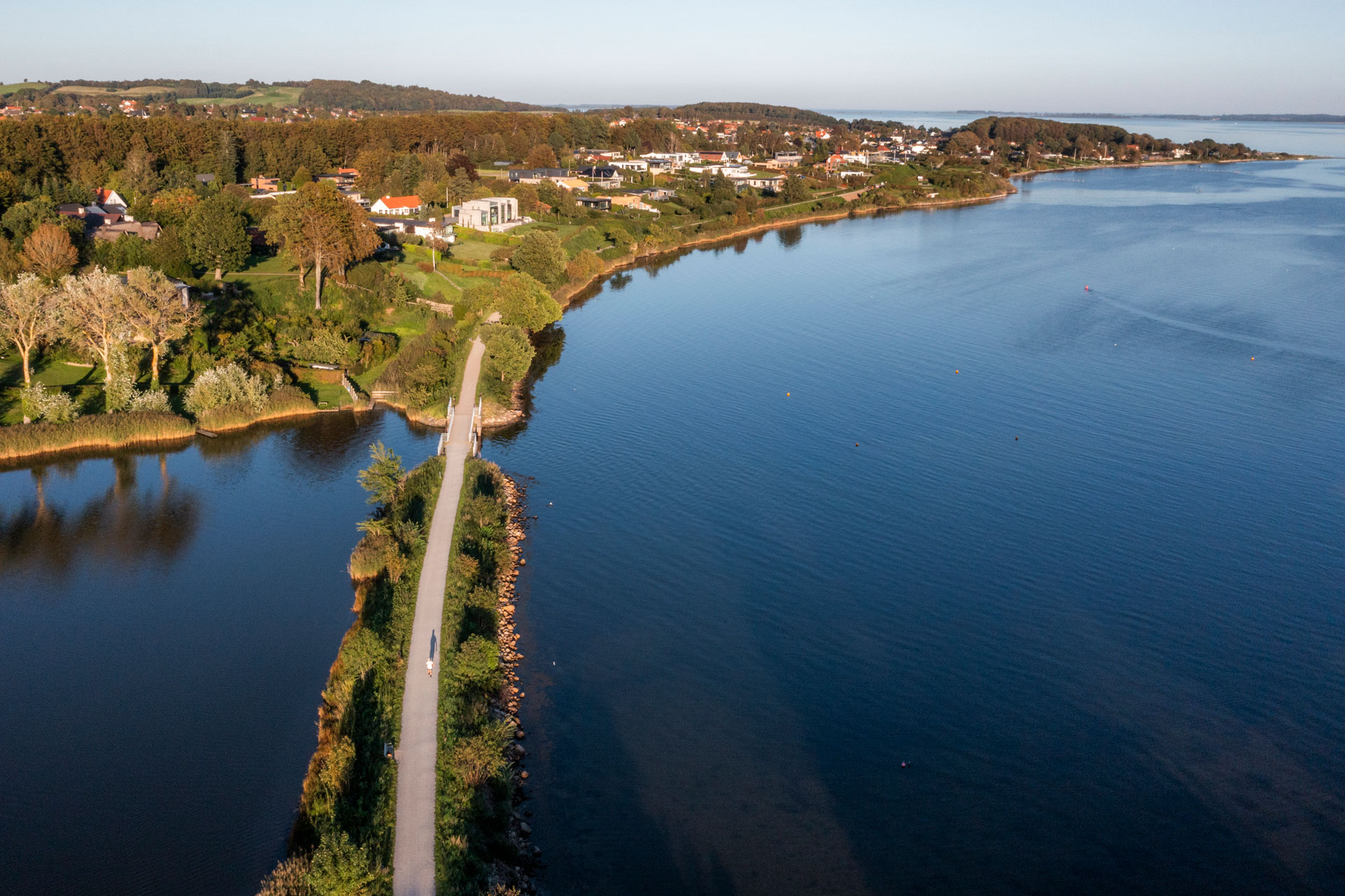 Ein Luftfoto von einem Wanderweg am Horsens Fjord