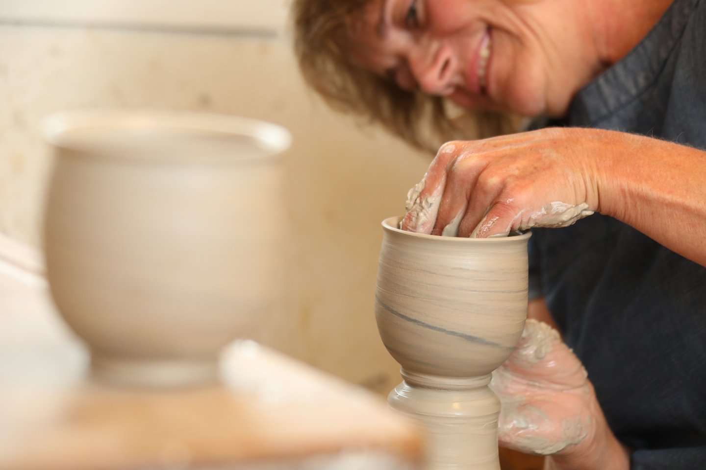Een pottenbakker maakt keramiek in Skælskør in West-Seeland in Denemarken