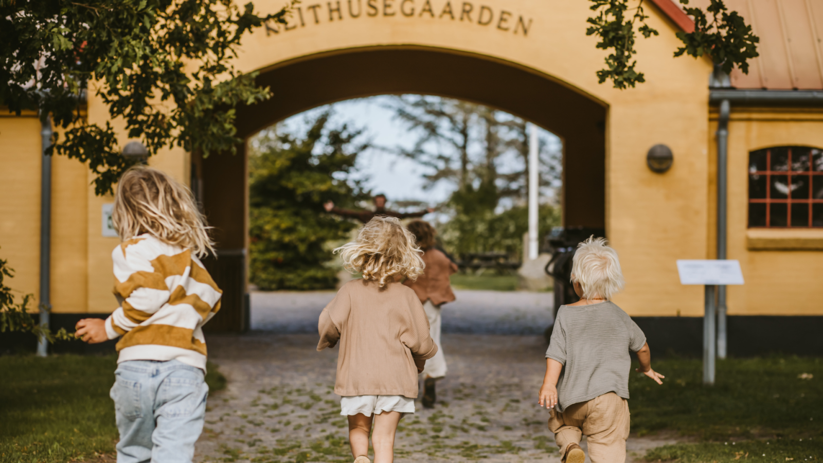 Barn som løper mot dyregården ved Skallerup Seaside Resort i Nordjylland
