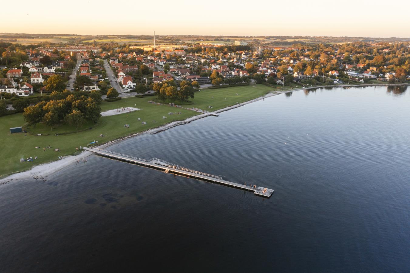 Luftfoto av Horsens Fjord med Horsens i bakgrunnen