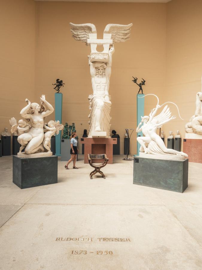 Kvinne ser på kunst i Tegners Museum i Nordsjælland