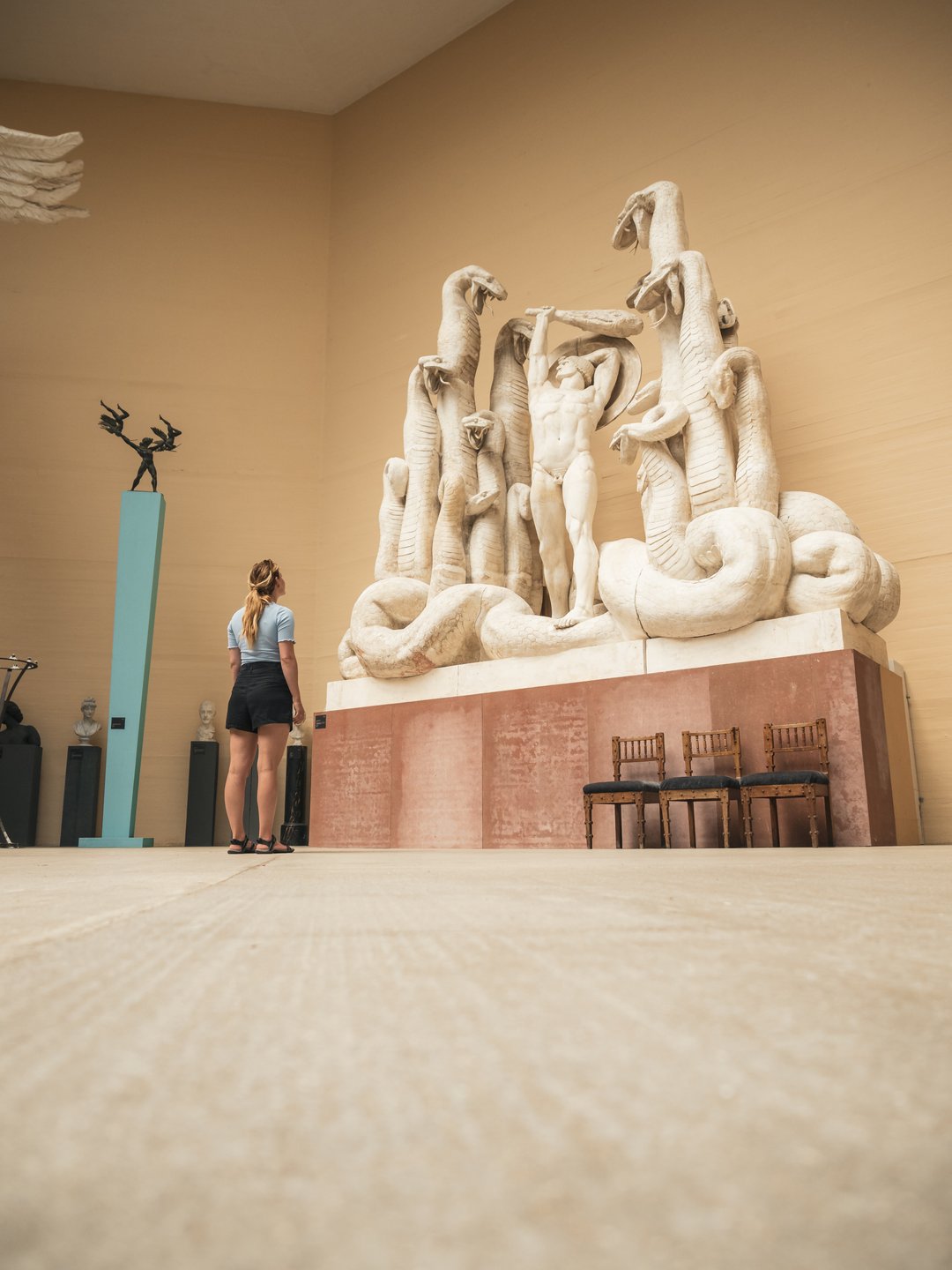 Een bezoeker bekijkt beeldende kunst in het Rudolph Tegner Museum in Denemarken