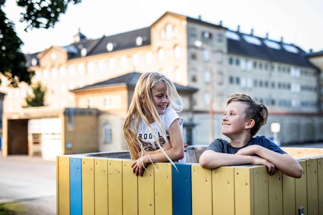 Barn på lekeplassen ved Fængslet museum i Horsens