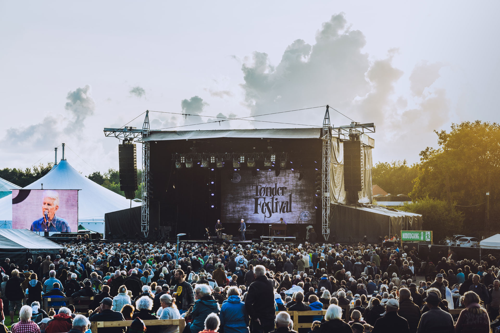 An audience is listening to an open air concert at Tønder Festival