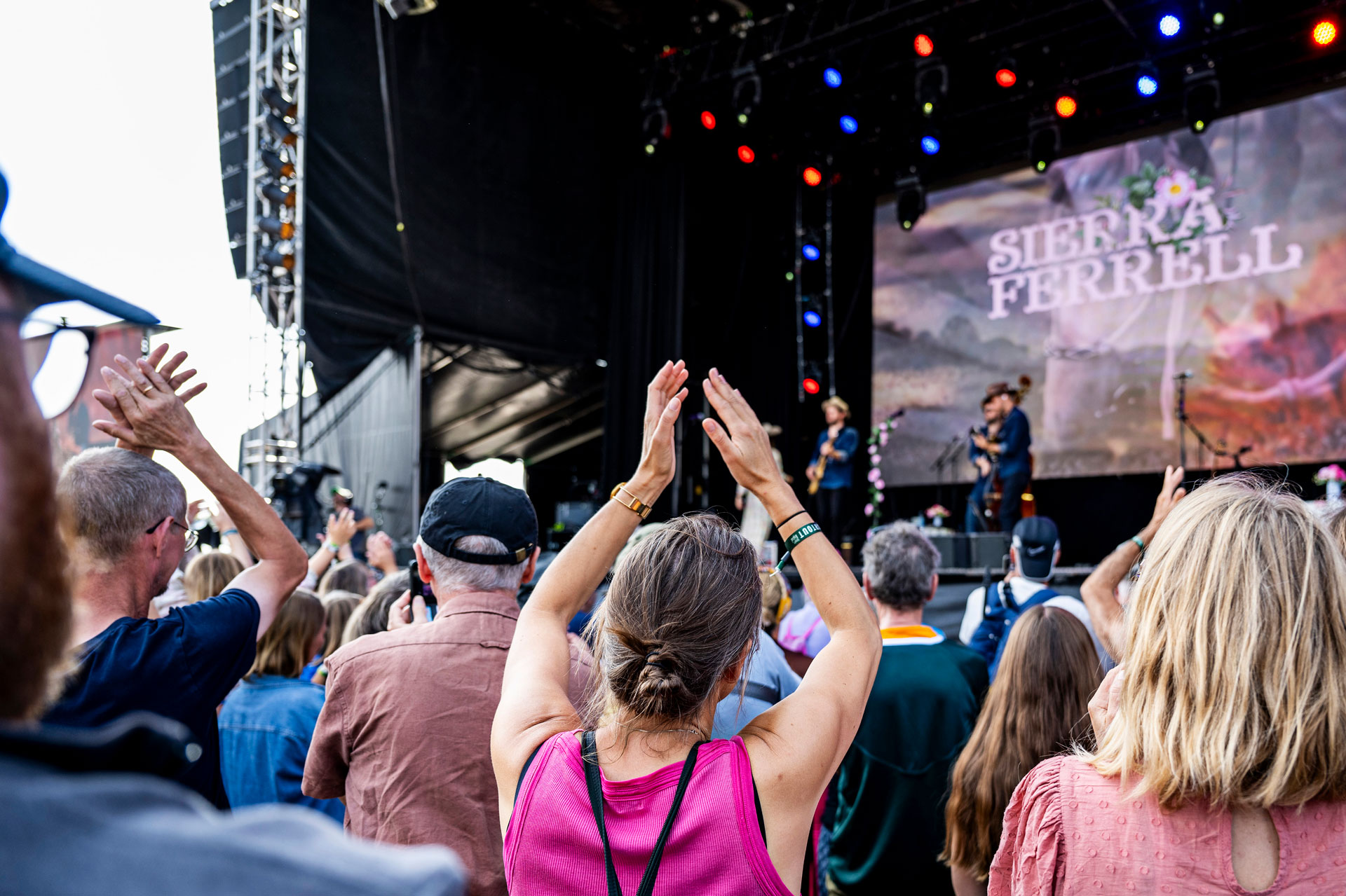 An audience is listening to an open air concert at Tønder Festival