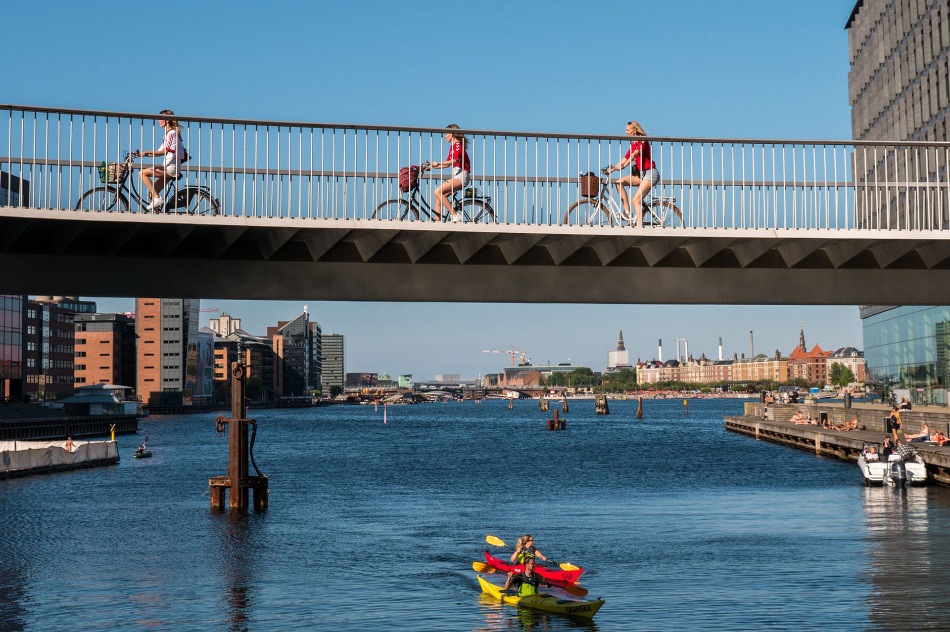 Fahrradfahrer fahren auf einer Fahrradbrücke in Kopenhagen