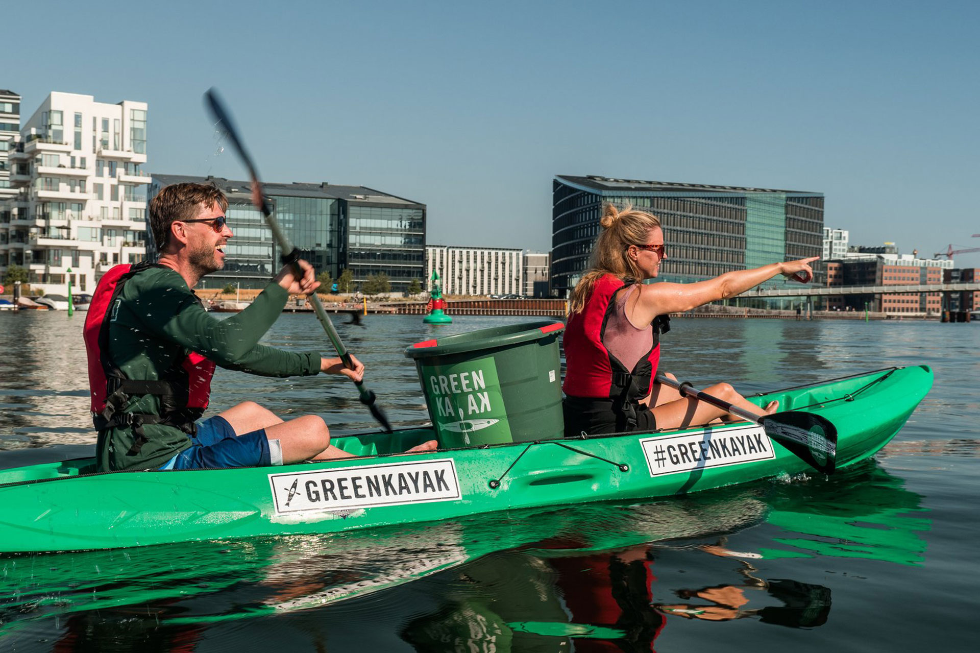 Eine Frau und ein Mann segeln in einem Kayak in Kopenhagen