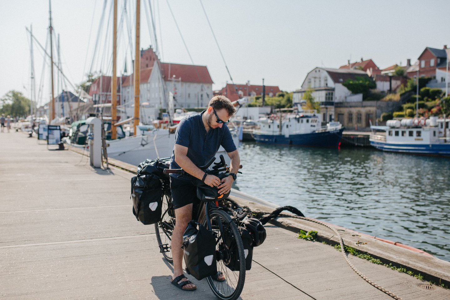Mann på sykkel ved Gammel Havn i Fredericia