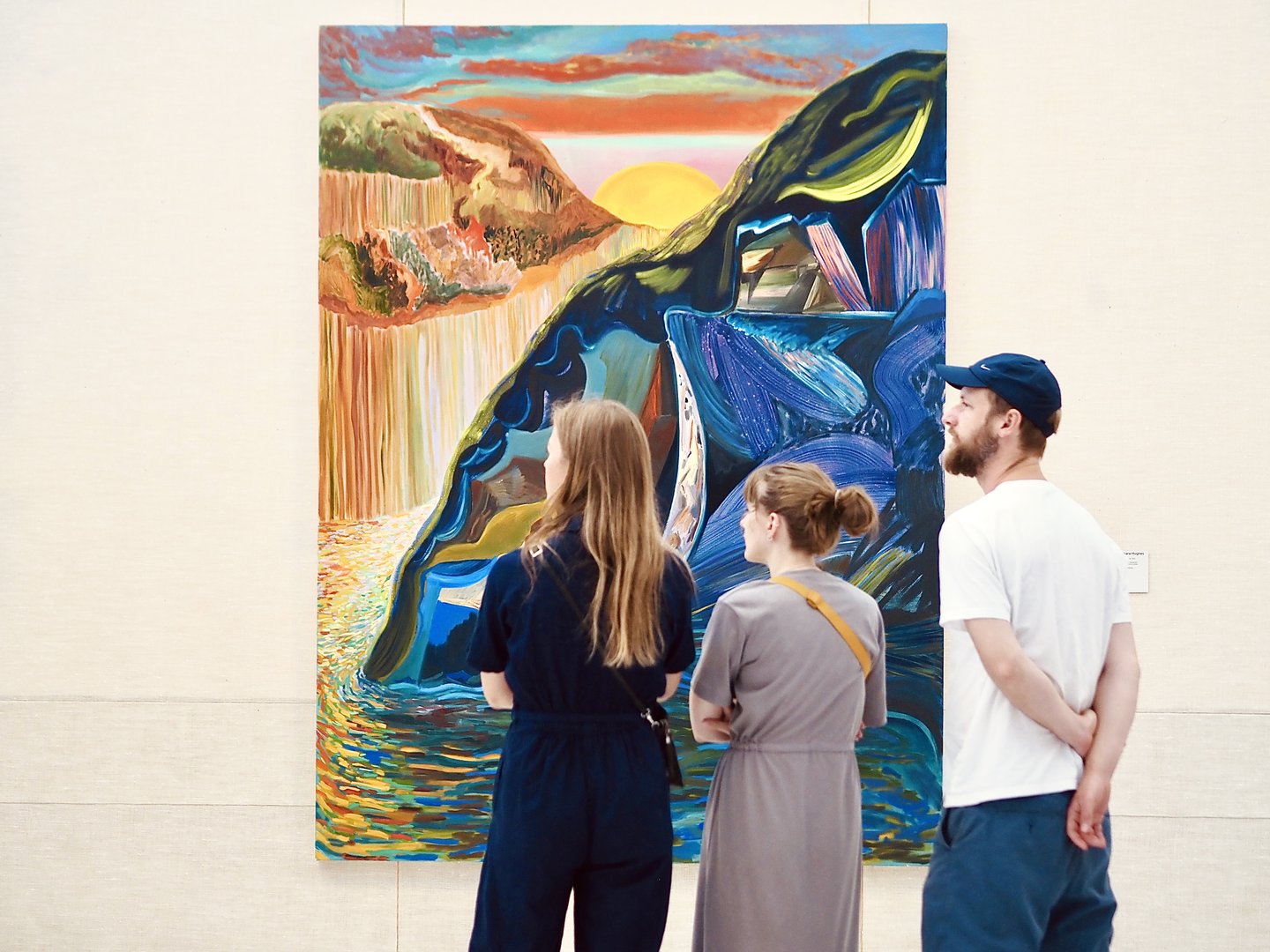 Bezoekers bekijken kunst in het Kunsten Museum of Modern Art in Aalborg, Noord-Denemarken