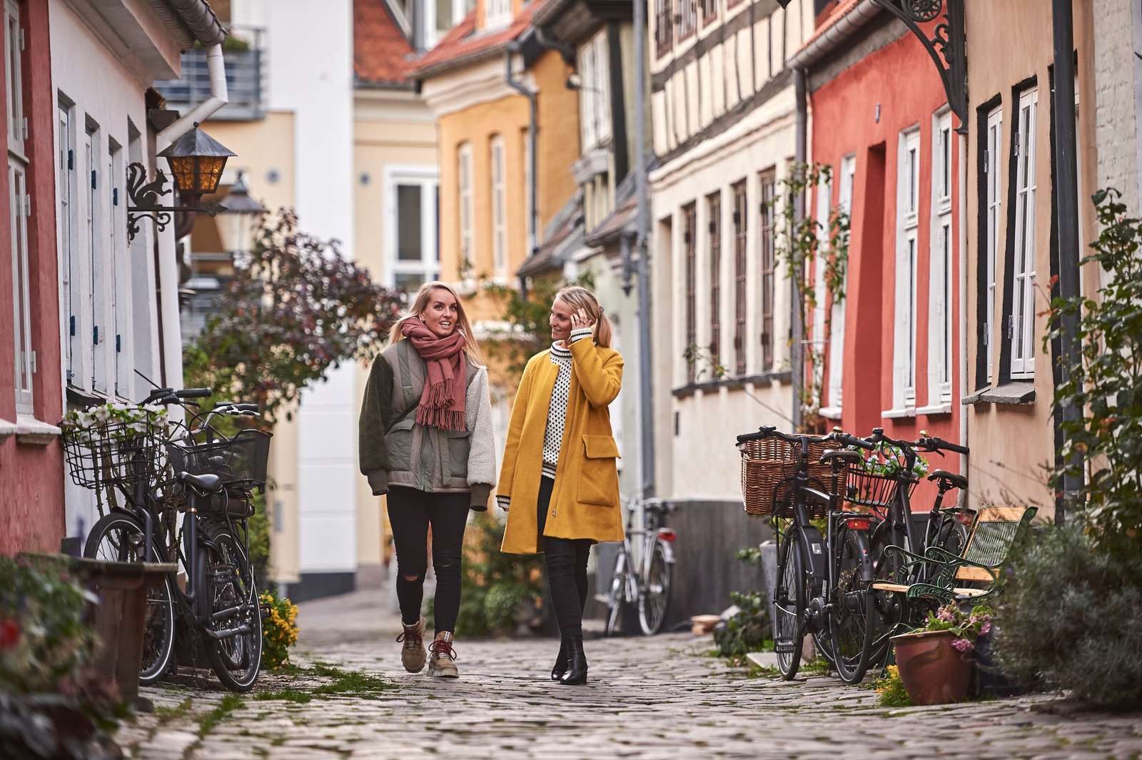 To venniner går sammen i den sjarmerende gaten, Hjelmerstald i Aalborg i Danmark