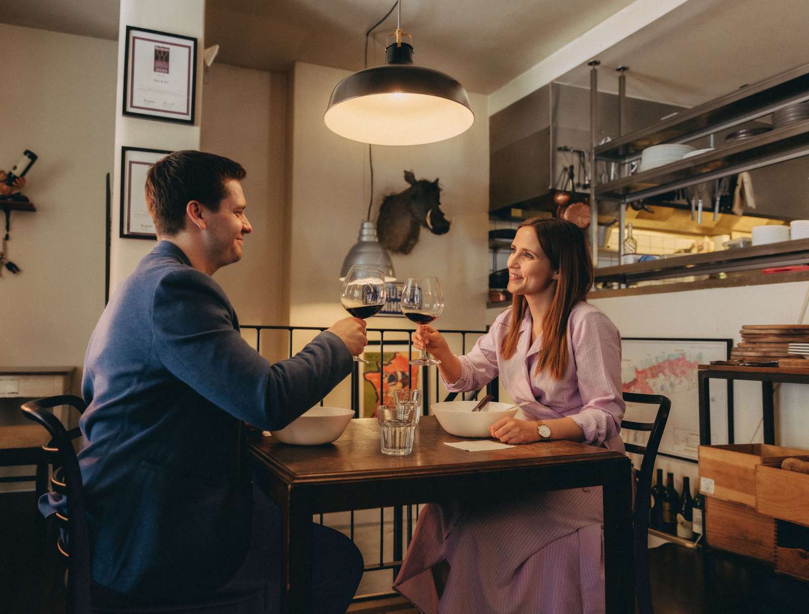 Par spiser romantisk middag på Kok og Vin på Fyn