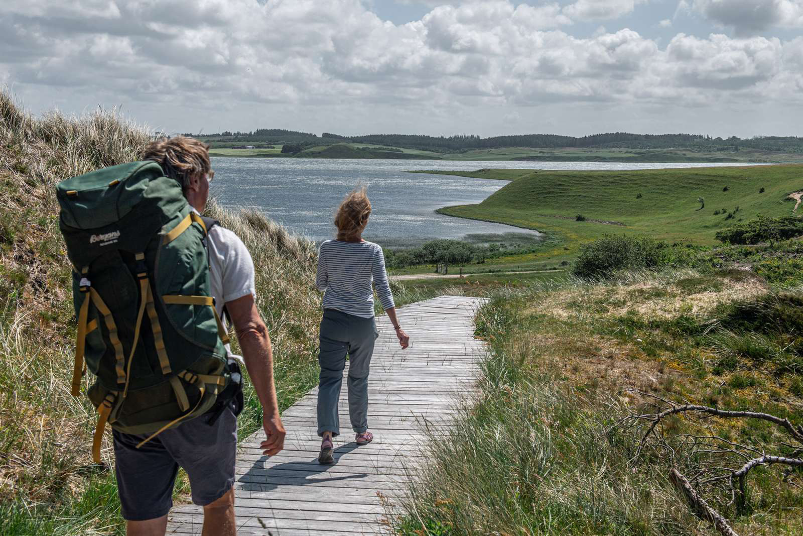 Zwei Wanderer besteigen den Eisberg im Thy-Nationalpark