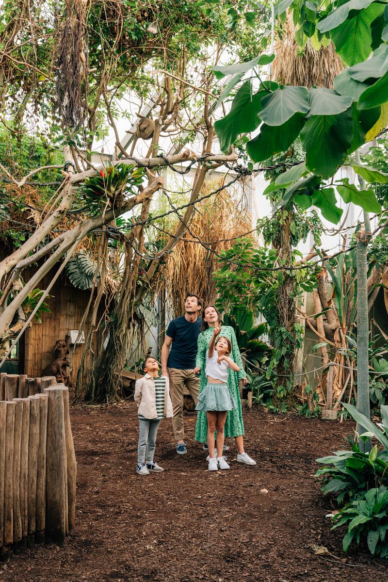 Familie på besøk i Aalborg Zoo