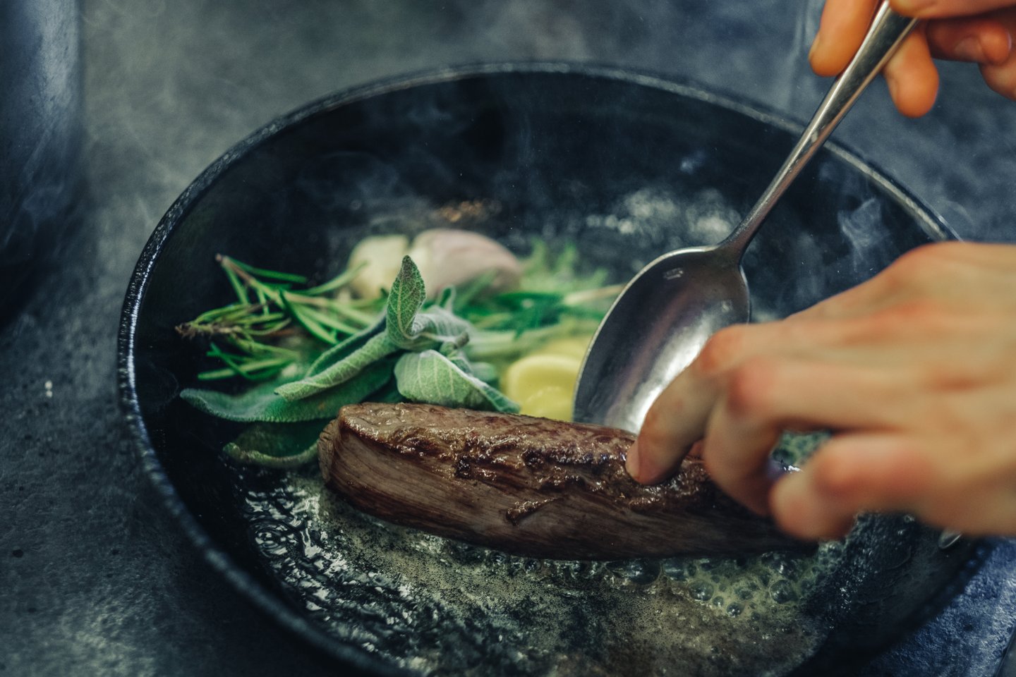 Kjøtt og urter som tilberedes på Henne Kirkeby Kro