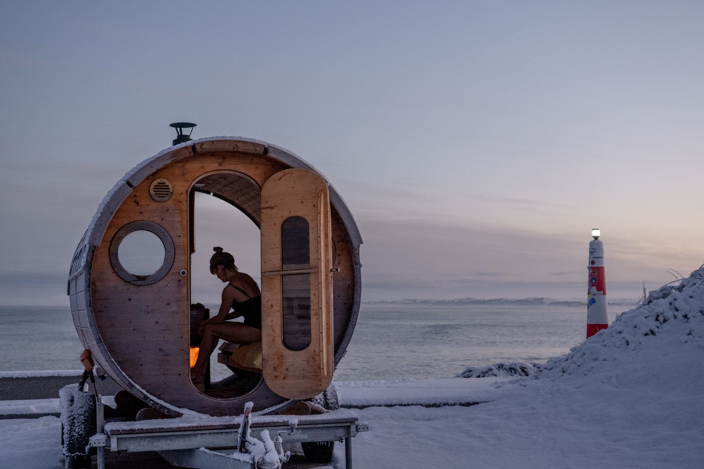 Kvinne i sauna på vestkysten av Danmark