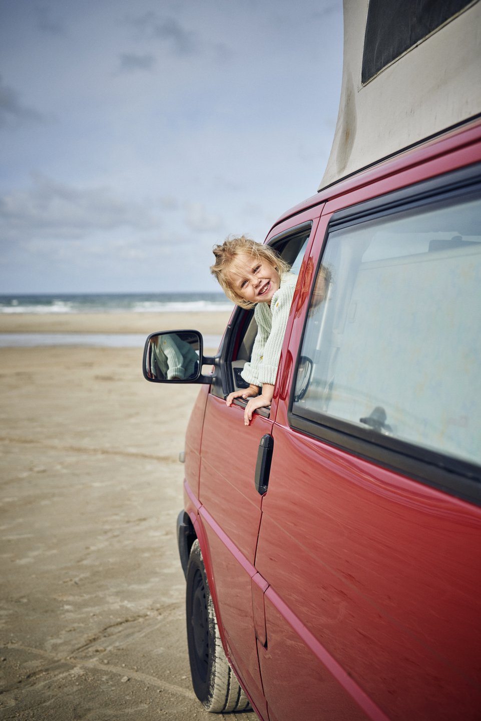 Pige i bil på stranden i Nordjylland