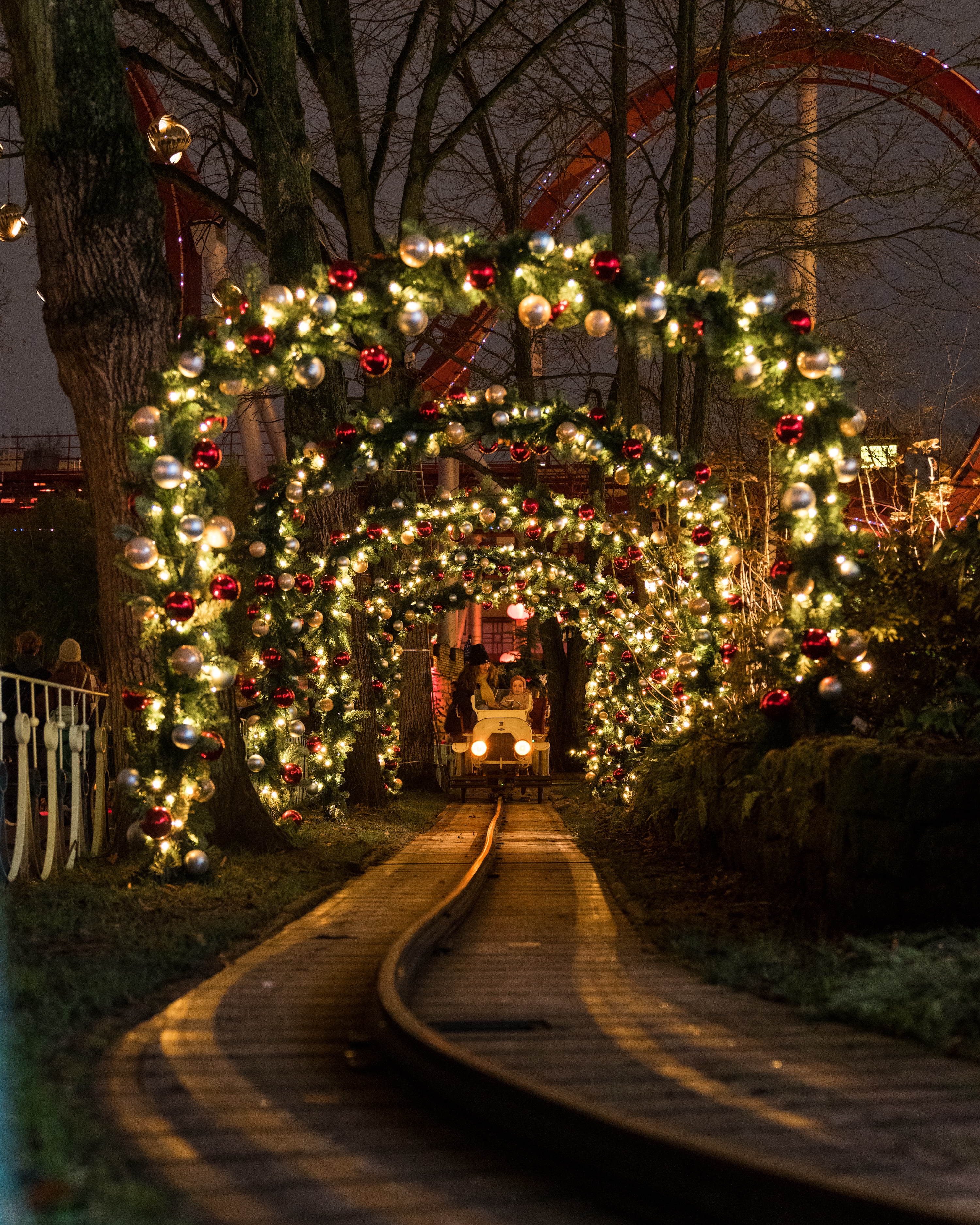 En gång genom Tivoli prydd med juldekorationen och ljus 