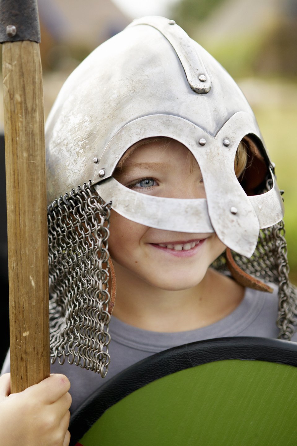 Smilende gutt med vikinghjelm på i Danmark