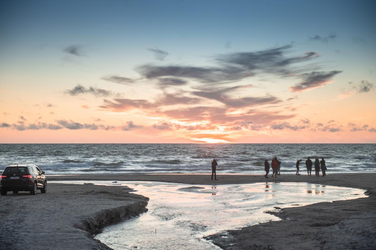 Solnedgang på stranden i Blokhus i Danmark