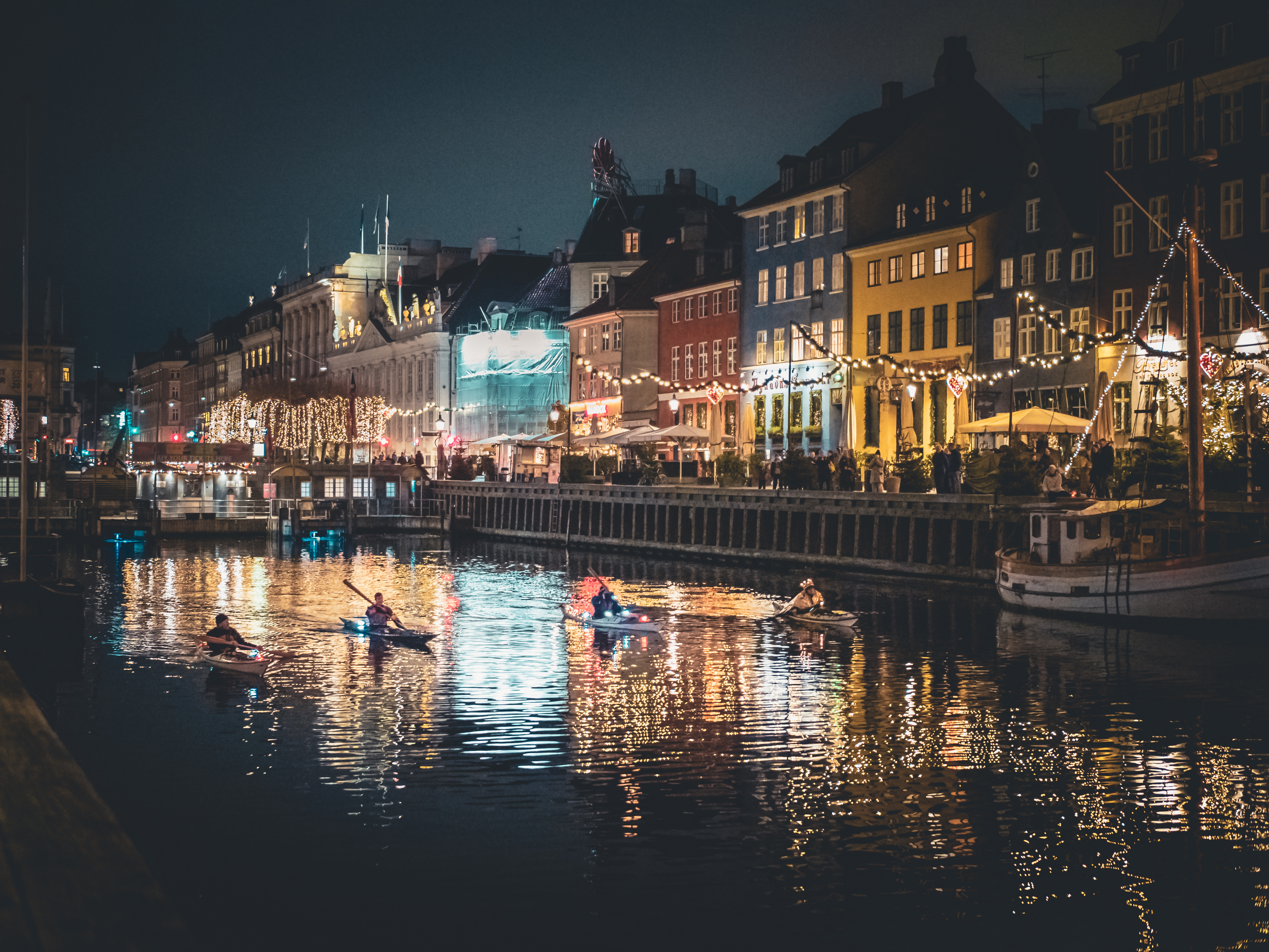 Nyhavn när det är mörkt 